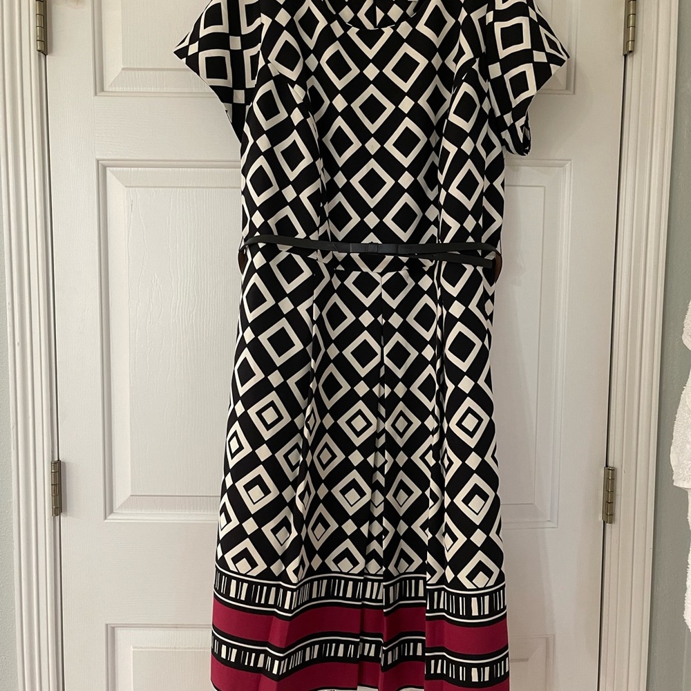 Black and white geometric design dress & cute bow belt. Professional & classy!